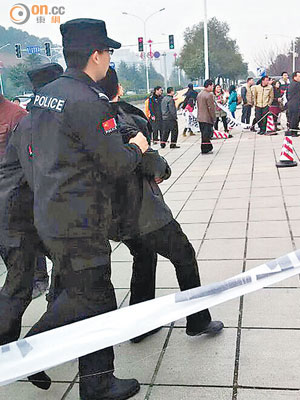 警方在湖南省政府門外與民眾衝突。（本報湖南傳真）