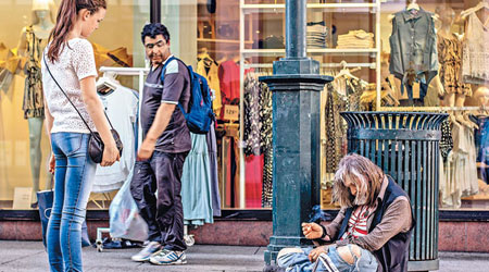 有乞丐在奧斯陸街頭行乞，惹來民眾目光。（互聯網圖片）