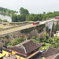 南京 <br>南京城牆（圖）去年被揭有僭建鐵皮屋。（互聯網圖片）