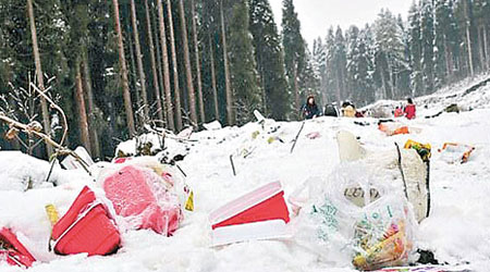 遊客在保護區內遺下大批垃圾。（互聯網圖片）