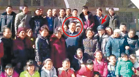 中國國家主席習近平（紅圈示）昨日偕同妻子彭麗媛（箭嘴示）到陝西延安梁家河探訪，向鄉親提早拜年。（互聯網圖片）