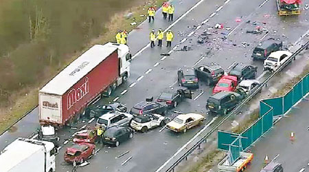 牛津郡高速公路上周六發生車禍，多輛車在濃霧中連環相撞。（互聯網圖片）