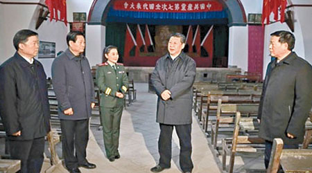 習近平（右）到訪期間在中央大禮堂內與幹部對話。（互聯網圖片）