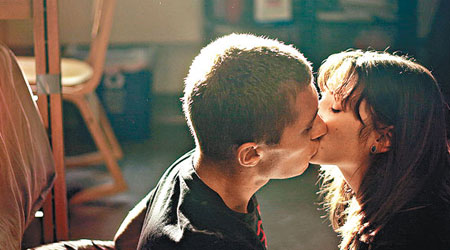學者指出，透過親吻不會直接傳染感冒。（互聯網圖片）
