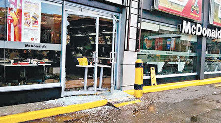 發生槍擊的麥當勞，大門玻璃碎裂。（互聯網圖片）