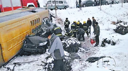 天氣欠佳 <br>黑龍江雪中車禍釀至少三死廿八傷。（互聯網圖片）