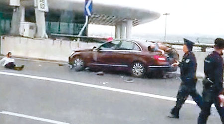 涉事紅色平治私家車撞向圍欄，多人受傷倒地甚至飛出橋下。（互聯網圖片）