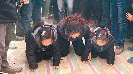 獲救女童的母親攜女到孟瑞鵬靈堂前下跪。（互聯網圖片）
