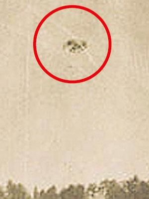 一九二九年攝於科羅拉多州的照片可見，天上出現一個圓形的不明飛行物體（紅圈）。（互聯網黑白圖片）