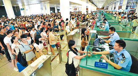 深圳皇崗海關查獲有旅客違規攜帶超額現金入境。（互聯網圖片）
