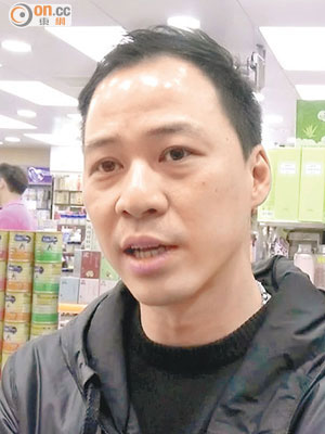 藥房負責人陳先生說不擔心內地調低消費稅，會減少內地客光顧。（黃雄攝）