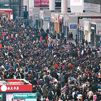 受延誤影響，滬杭高鐵部分車站滯留大批市民。（中新社圖片）