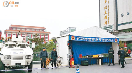 受廣州火車站血案影響，深圳火車站廣場架設大型帳篷，有持槍武警及裝甲車駐守。（本報深圳傳真）