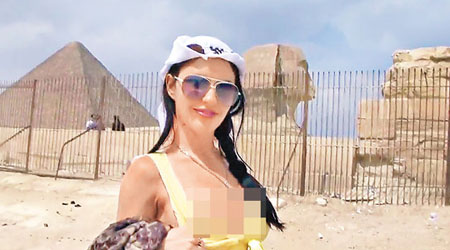 奧莉達在金字塔前裸露乳房。（互聯網圖片）
