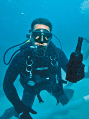 潛水員早前在沉船殘骸附近發現該瓶陳年佳釀。（互聯網圖片）
