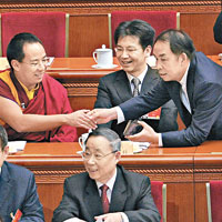 有委員在會前與十一世班禪（上左）握手。（中新社圖片）