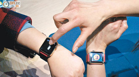 Apple Watch Edition的18K黃金殼配紅色扣錶帶款定價達十二萬九千八百港元。（布偉倫攝）