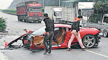 肇事車輛車頭飛脫，嚴重損毀。（互聯網圖片）