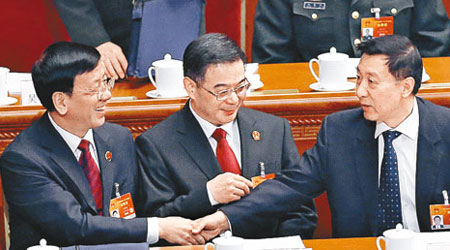 最高人民檢察院院長曹建明（左）與國務委員王勇（右）握手。（中新社圖片）