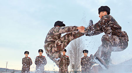 貪腐嚴重打擊軍隊戰鬥力。圖為黑龍江伊春邊防支隊雪中訓練。（中新社圖片）