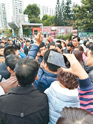 龍崗工人聚集於公司門前抗議。（互聯網圖片）