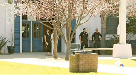 警員到威尼斯高中調查學生性侵案件。（互聯網圖片）