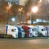 聖巴素大教堂外停泊多輛大貨車，引起揣測。（互聯網圖片）