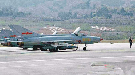 網傳解放軍殲7戰機進駐雲南臨滄機場。（互聯網圖片）