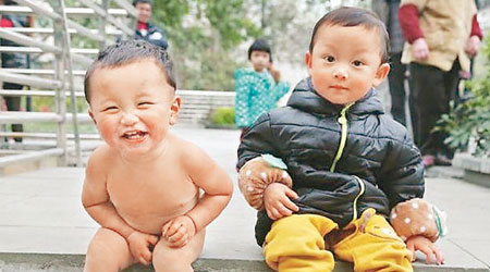 成都一名「狠爸」在乍暖還寒的三月天，讓一歲多的兒子裸體（左），每日露天沖凍水涼。（互聯網圖片）