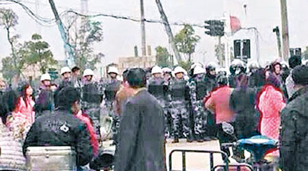 大批執法人員到場鎮壓示威民眾。（互聯網圖片）