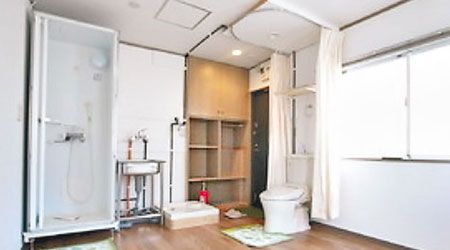 單位呈開放式設計，坐廁（右）及淋浴間（左）一目了然。（互聯網圖片）