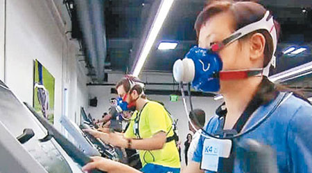 實驗室裏的職員，戴上面罩於跑步機上跑步。（互聯網圖片）