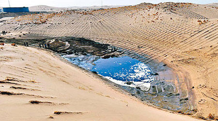 騰格里沙漠腹地被廢水污染。（互聯網圖片）