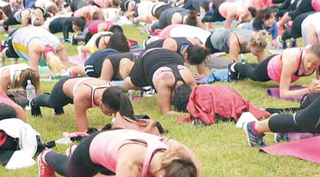 很多健身愛好者參加伊斯內斯的健身營。（互聯網圖片）