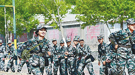 西藏軍區女兵被指在演練中受到特殊照顧。（互聯網圖片）