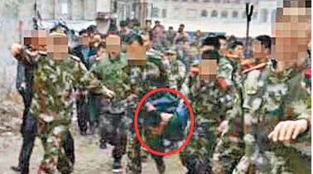 疑似北韓逃兵被中國邊防人員押送。（互聯網圖片）
