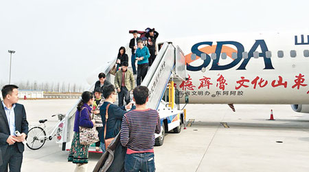 涉事航班降落合肥機場後，乘客被緊急疏散。（互聯網圖片）