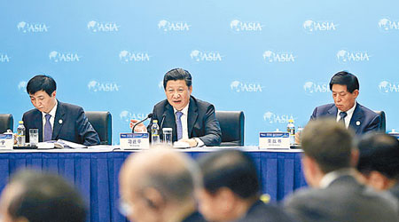 國家主席習近平（中）出席博鰲亞洲論壇的中外企業家代表座談會。（中新社圖片）
