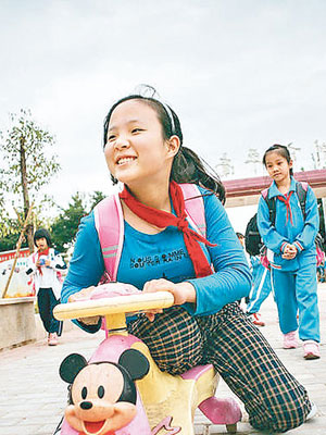 代薇多年來以扭扭車代步。（互聯網圖片）