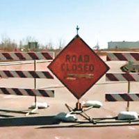 橋上置有「路段已封」的告示牌。（互聯網圖片）