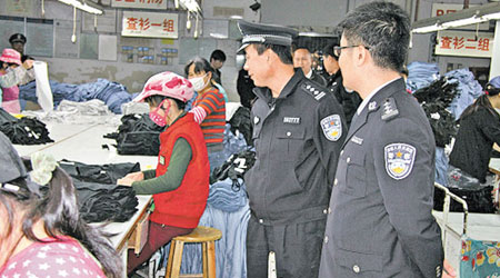 廣東警方到工廠查處非法就業外籍勞工。（互聯網圖片）