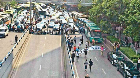 示威者堵路導致交通癱瘓。（互聯網圖片）