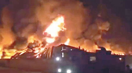 電視台片段顯示，俄羅斯駐亞丁領事館在空襲中被炸毀。（互聯網圖片）