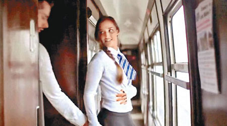影片中有女學生勾引乘客的火辣情節。（互聯網圖片）