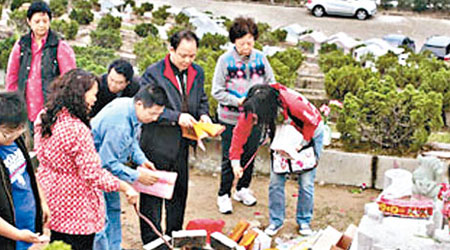 深圳大鵬灣墓園每到清明均有大批港人前往拜祭。（互聯網圖片）