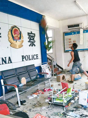 有人在警局內投擲盆栽，設施被嚴重破壞。（互聯網圖片）
