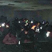 馬里蘭大學有學生考試時要靠手機燈光照明。（互聯網圖片）