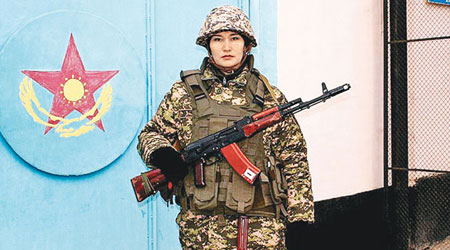 當局在網上發布參選女兵不同造型的照片。（互聯網圖片）