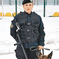 卡拉古祖高娃暫時領先其他參選女兵。（互聯網圖片）