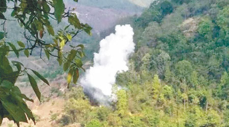 網傳圖片顯示，緬甸政府軍涉違反國際法施放毒氣彈。（互聯網圖片）
